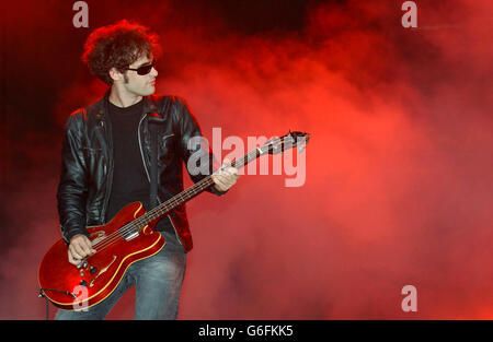 Black Rebel Motorcycle Club - Carling Reading Festival 2003. Robert Turner vom Black Rebel Motorcycle Club tritt auf der Hauptbühne beim Carling Reading Festival auf. Stockfoto