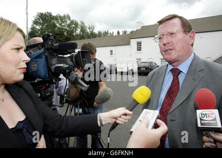 Der Führer der Ulster Unionist David Trimble sprach vor den Medien vor dem Dunadry Hotel in Co Antrim über Disziplinarmaßnahmen gegen drei rebellische Ulster Unionist-Abgeordnete. David Burnside, Abgeordneter von South Antrim, einer der Rebellen, die mit Disziplinarmaßnahmen konfrontiert sind, sagte vor einem Treffen zwischen David Trimble und Parteimitgliedern im Wahlkreis, dass die Führung eine Konfrontation mit einigen ihrer größten Wahlkreisverbände riskierte. Stockfoto