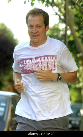 Der ehemalige Downing Street Director of Communications Alastair Campbell kehrt nach seinem morgendlichen Lauf, einen Tag nachdem er seinen Rücktritt vom Posten angekündigt hatte, in sein Londoner Zuhause zurück. Stockfoto