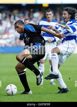 Chesterfields Caleb Folan (L) geht an QPR's Gino Padula vorbei, während ihres Nationwide Division Two Spiels auf QPR's Loftus Road Ground in London. KEINE INOFFIZIELLE CLUB-WEBSITE. Stockfoto