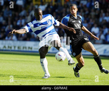 Daniel Shittu (L) der Queens Park Rangers geht bei ihrem zweiten Spiel der Nationwide Division auf dem Loftus Road Ground von QPR in London am Caleb Folan von Chesterfield vorbei. KEINE INOFFIZIELLE NUTZUNG DER CLUB-WEBSITE. Stockfoto