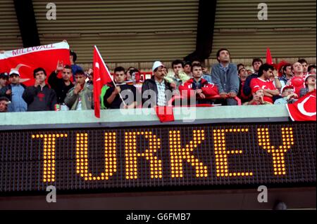 EURO '96 Fußball, City Ground - Türkei gegen Kroatien. Türkei-Fans nach Anzeigetafel Stockfoto