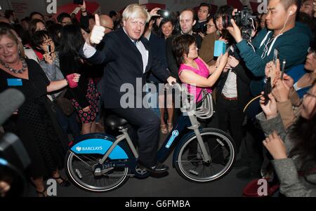 Der Bürgermeister von London Boris Johnson auf einem "Boris Bike" beginnt eine sechstägige Handelsmission, die ehemalige und aktuelle Studenten aus Großbritannien und Peking auf der London Universities International Partnership Showcase Veranstaltung in Peking trifft, wo er die erste offizielle chinesischsprachige Webseite für London aufführte. Stockfoto