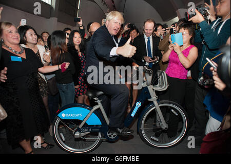 Der Bürgermeister von London Boris Johnson auf einem "Boris Bike" beginnt eine sechstägige Handelsmission, die ehemalige und aktuelle Studenten aus Großbritannien und Peking auf der London Universities International Partnership Showcase Veranstaltung in Peking trifft, wo er die erste offizielle chinesischsprachige Webseite für London aufführte. Stockfoto