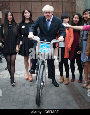 Der Bürgermeister von London, Boris Johnson, beginnt mit einem „Boris Bike“ eine sechstägige Handelsmission, die ehemalige und aktuelle Studenten aus Großbritannien und Peking auf der London Universities International Partnership Showcase-Veranstaltung in Peking trifft, wo er die erste offizielle chinesischsprachige Website für London aufrief. Stockfoto