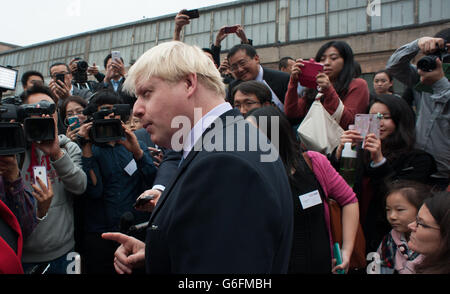 Der Bürgermeister von London, Boris Johnson, beginnt eine sechstägige Handelsmission, die ehemalige und aktuelle Studenten aus Großbritannien und Peking auf der London Universities International Partnership Showcase Veranstaltung in Peking trifft, wo er die erste offizielle chinesischsprachige Webseite für London aufführte. Stockfoto