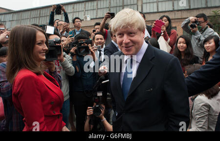 Der Bürgermeister von London, Boris Johnson, beginnt eine sechstägige Handelsmission, die ehemalige und aktuelle Studenten aus Großbritannien und Peking auf der London Universities International Partnership Showcase Veranstaltung in Peking trifft, wo er die erste offizielle chinesischsprachige Webseite für London aufführte. Stockfoto