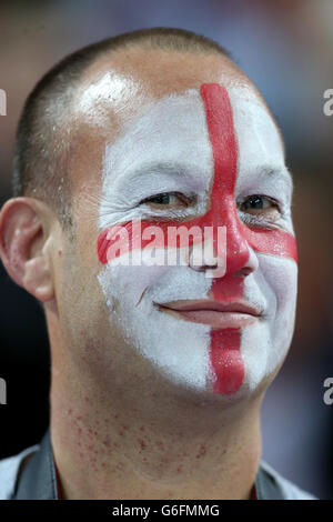 Fußball - FIFA Fußball-Weltmeisterschaft Qualifikation - Gruppe H - England gegen Montenegro - Wembley-Stadion. Ein England-Fan in den Tribünen vor dem Kick-off Stockfoto