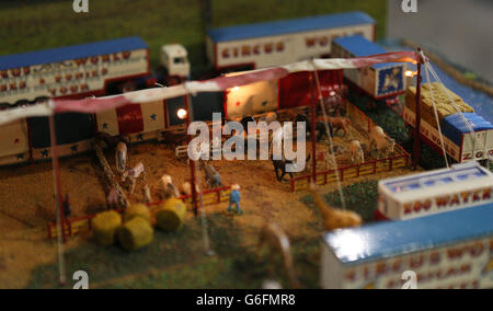 Ein Diorama eines Zirkus aus den 1980er Jahren, der in Bootertownsud Dublin vom Modellbauer Teddy O'Neil in Irland auf der ersten National Diecast Model, Hobby and Diorama Show im Punchestown Event Centre gezeigt wurde. Stockfoto