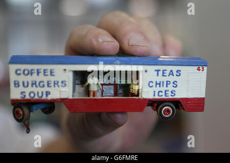 Ein handgefertigter Catering-Truck, eines von Hunderten von Fahrzeugen, die ein Diorama eines Zirkus aus den 1980er Jahren bilden, der in Bootertown im Süden Dublins vom Modellbauer Teddy O'Neil auf der ersten National Diecast Model, Hobby and Diorama Show in Irland im Punchestown Event Center aufgestellt wurde. Stockfoto