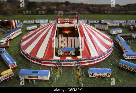 Ein Diorama eines Zirkus aus den 1980er Jahren, der in Bootertownsud Dublin vom Modellbauer Teddy O'Neil in Irland auf der ersten National Diecast Model, Hobby and Diorama Show im Punchestown Event Centre gezeigt wurde. Stockfoto