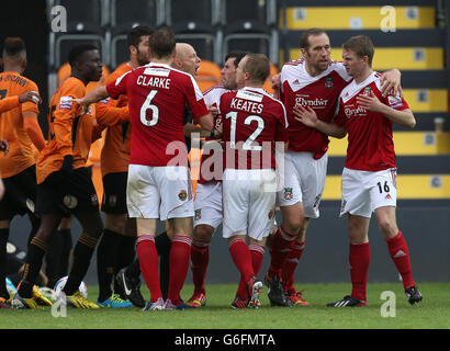 Schiedsrichter Nick Kinseley (Mitte) schillert bei Wrexhams Spieler, bevor er Johnny Hunt (ganz rechts für eine Herausforderung auf Barnets Curtis Weston (nicht im Bild) schickte Stockfoto