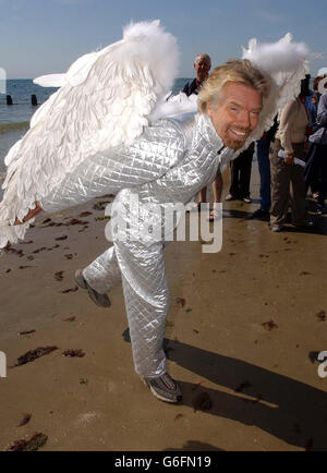 Sir Richard Branson, Vorsitzender von Virgin Atlantic, bereitet sich auf die Flucht vor, im Rahmen des Internationalen Bognor Birdman 2003 in Bognor Regis in West Sussex. Stockfoto