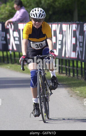 Die am Endstadium erkrankte Jane Tomlinson, 39, aus Rothwell, Leeds, war während des Fahrradteils des Gatorade Half Ironman UK Triathlon im Sherbourne Castle Dorset. Stockfoto