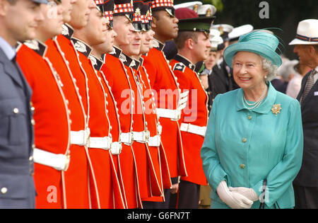 Königin Elizabeth II. Trifft Militärangehörige der RAF und der Wachen bei der Garden Party der nicht vergessenen Vereinigung im Buckingham Palace, London. Stockfoto