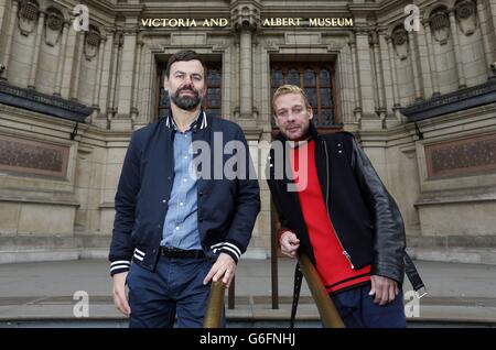 Die Künstler Michael Elmgreen (rechts) und Ingar Dragset (links) haben im Rahmen ihrer Installation "Tomorrow" im V&A, London, einen Werbeinbau errichtet, der angeblich einen Teil des Victoria and Albert Museums zum Verkauf anbieten soll. Stockfoto