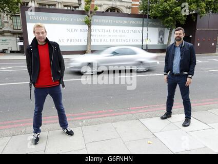 Die Künstler Michael Elmgreen (links) und Ingar Dragset (rechts) mit einem Werbeinstrumpf, der vorgibt, einen Teil des Victoria and Albert Museums als Teil ihrer Installation 'Tomorrow' im V&amp;A, London, zum Verkauf anzubieten. Stockfoto