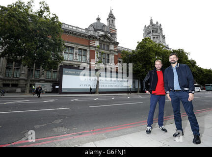 Die Künstler Michael Elmgreen (links) und Ingar Dragset (rechts) mit einem Werbungshorten, das angeblich einen Teil des Victoria and Albert Museums als Teil ihrer Installation 'Tomorrow' im V&A, London, zum Verkauf anbieten soll. Stockfoto