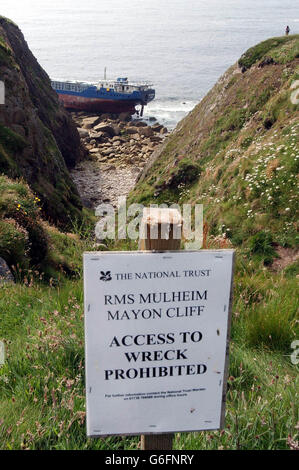 Wrack des RMS Mulheim in der Nähe der Sennen Cove in Cornwall. Küstenwache hat Touristen, die das Wrack besuchen, gewarnt, nicht an Bord des betroffenen Schiffes zu gehen. Die RMS Mulheim war auf dem Weg von Cork nach Lübeck, Deutschland, als sie auf Grund lief. *... zwischen Land's End und Sennen im März 2003. Seitdem hat das Schiff Horthoarden von Besuchern auf den Platz gezogen, von denen einige die lokalen Bootstouren zum Wrack nutzten. Stockfoto