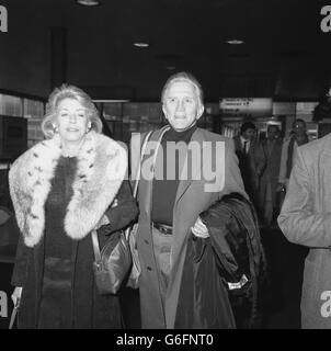 Der Hollywood-Schauspieler Kirk Douglas und seine Frau Anne am Flughafen Heathrow. Sie reisten nach New York, nachdem sie an den BAFTA Awards in London teilgenommen hatten. Stockfoto