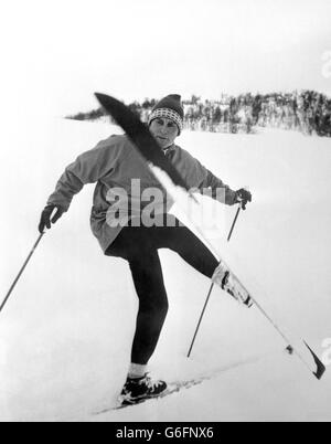 Der Hollywood-Schauspieler Kirk Douglas spielt eine Szene auf Skiern für seine Rolle als norwegischer Widerstandskämpfer in den Helden von Telemark. Stockfoto