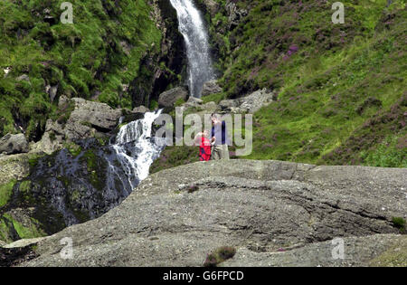 Familien genießen die Irish Bank Holiday an den Mahon Falls The Comeragh Mountains, Co Waterford, Irland Stockfoto