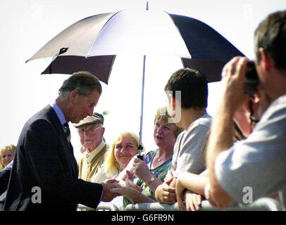 Der Prinz von Wales wird am Scrabster Harbour Board in Cathness von Wellwishern begrüßt, wo er den Queen Elizabeth Pier im Rahmen seiner weiteren Tour durch den Norden Schottlands eröffnete. Stockfoto