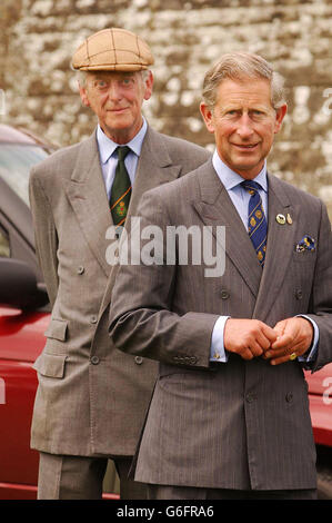 Der Prinz von Wales mit William Legge-Bourke, dem Vater von Tiggy Legge-Bourke, dem ehemaligen Kindermädchen von Prince's William und Harry, mit dem Prince of Wales auf dem Gelände seines Glanusk Park Hauses, etwas außerhalb von Crickhowell Powys, South Wales. Stockfoto