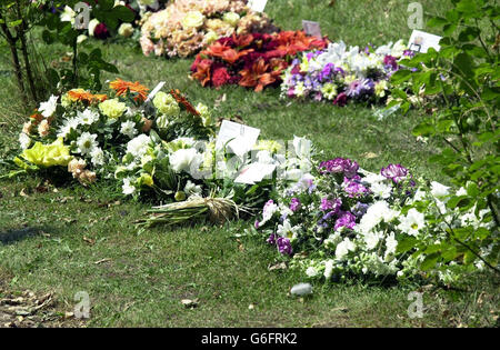 Vor der St Mary's Church in Longworth, Oxfordshire, wurden Blumen für den Waffenexperten der Regierung, Dr. David Kelly, gezollt. Etwa 160 Trauernde, darunter der stellvertretende Premierminister John Prescott und Lord Hutton, der die Untersuchung über Dr. Kellys offensichtlichen Selbstmord leitet, waren früher eingetroffen. Die Leiche von Dr. Kelly, 59, wurde am 18. Juli gefunden, nachdem er als "maulwurf" für einen BBC-Bericht benannt wurde, wonach die Regierung ihr Irak-Dossier "ausgestrahlt" habe. Stockfoto