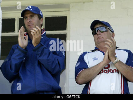 Der englische Kapitän Michael Vaughan (links) und Trainer Duncan Fletcher applaudieren Mark Butcher und Nasser Hussain, als sie am ersten Tag des dritten Npower-Testmatches in Trent Bridge, Nottingham, beim Tee in den Pavillion kommen. Stockfoto
