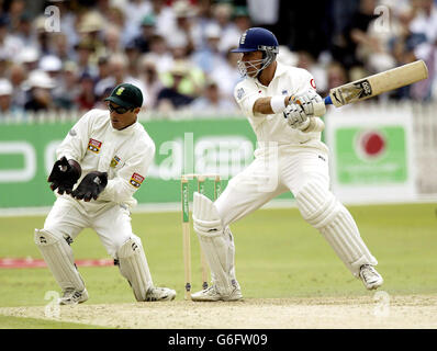 Der englische Alec Stewart-Platz schneidet den südafrikanischen Spin-Bowler Paul Adams für vier Personen, die von Wicketkeeper Mark Boucher (links) am zweiten Tag des dritten npower-Testspieles in Trent Bridge, Nottingham, beobachtet wurden. Stockfoto