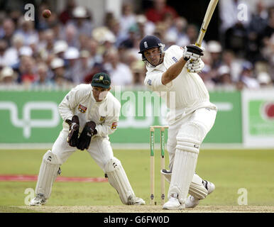 Der englische Steve Harmion fährt den Ball für vier Läufe vor dem südafrikanischen Spin-Bowler Paul Adams, beobachtet von Wicketkeeper Mark Boucher (links), am zweiten Tag des dritten npower-Testspieles in Trent Bridge, Nottingham. Stockfoto