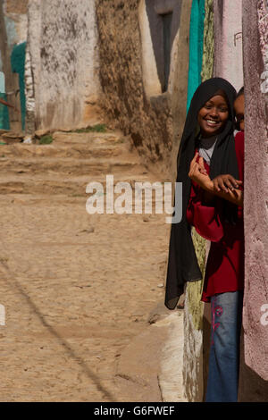 Harari Teenager-Mädchen in der Altstadt von Harar, Äthiopien Stockfoto