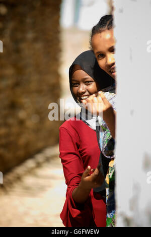 Harari Teenager in der Altstadt von Harar, Äthiopien Stockfoto