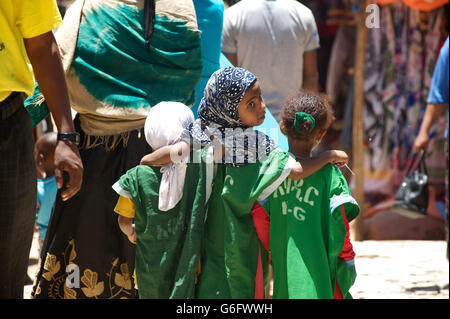 Äthiopische Schüler Arm in Arm zusammen auf der Straße, Harar, Äthiopien Stockfoto