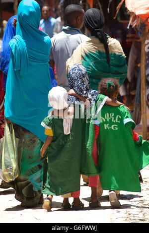 Äthiopische Schüler Arm in Arm zusammen auf der Straße, Harar, Äthiopien Stockfoto