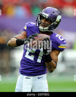 American Football - NFL International Series 2013 - Minnesota Vikings gegen Pittsburgh Steelers - Wembley Stadium. Minnesota Vikings haben sich vor dem Spiel der NFL International Series im Wembley Stadium, London, gegen Josh Robinson ausgemacht. Stockfoto