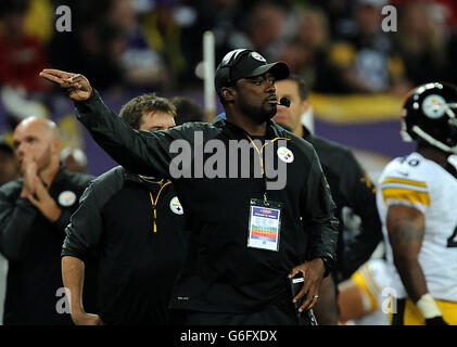 American Football - NFL International Series 2013 - Minnesota Vikings gegen Pittsburgh Steelers - Wembley Stadium. Pittsburgh Steelers Cheftrainer Mike Tomlin beim Spiel der NFL International Series im Wembley Stadium, London. Stockfoto