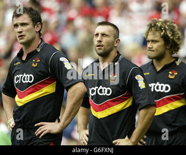 Bradford Bulls' Trio Jamie Pfau (links) Scott Naylor (Mitte) und Tevita Vaikona (rechts) zeigen ihre Niedergeschlagenheit, als sie während der Tetley Super League im JJJB Stadium, Wigan, 26-12 von den Wigan Warriors besiegt wurden. Stockfoto