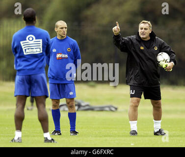 Dave Jones (rechts), Manager von Wolverhampton Wanderers, zeigt seinen Spielern während einer Trainingseinheit auf dem Compton-Trainingsgelände in Wolverhampton am Dienstag, den 26. August 2003, vor dem morgigen Spiel der Barclaycard Premiership gegen Manchester United in Old Trafford. Stockfoto