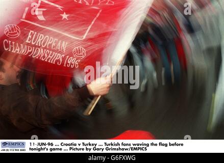 11-JUN-96 ... Kroatien gegen Türkei ... Türkische Fans winken die Flagge vor dem heutigen Spiel ... Bild von Gary Grimshaw/EMPICS Stockfoto