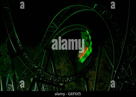 : EINE allgemeine Ansicht der Smiler Fahrt im Alton Towers Resort in Staffordshire, Die vom 19. Oktober bis zum 3. November 2013 im Freizeitpark Smiler im Dunkeln zu fahren ist, wurde im Rahmen des Skarefestes, dem Halloween-Event des Resorts, überarbeitet und erinnert an einen Geisterzug. Stockfoto