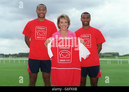 Die Arsenal-Spieler Thierry Henry (links) und Ashley Cole mit TV-Moderatorin und Childline-Chair, Esther Rantzen (Mitte) mit einem Childline-T-Shirt während der Eröffnung der ersten Partnerschaft des Arsenal Football Club „Charity of the Season“ auf dem Arsenal Trainingsgelände in London Colney, Hertfordshire, Mit der neuen Initiative soll das Bewusstsein für und die dringend benötigten Mittel für eine engagierte Wohltätigkeitsorganisation pro Saison erhöht werden. Rantzen sagte: "Wir sind begeistert, als Arsenals erste 'Wohltätigkeitsorganisation der Saison' ausgewählt worden zu sein und freuen uns auf eine erfolgreiche Partnerschaft. Stockfoto