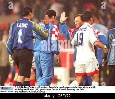 11-JUN-96. Türkei – Kroatien. Kroatiens Torhüter feiert den Sieg mit Trainingskräften, wobei (19) Torschütze Goran Vlaovic das Feld verlässt Stockfoto