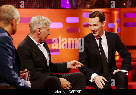 (Von links nach rechts) Moderator Graham Norton, Harrison Ford und Benedict Cumberbatch während der Dreharbeiten zur Graham Norton Show in den London Studios, Süd-London, die am Freitagabend auf BBC One ausgestrahlt werden. Stockfoto