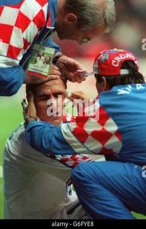 11-JUN-96. Türkei – Kroatien. Alen Boksic, Kroatiens, wird wegen eines Schnittes behandelt Stockfoto