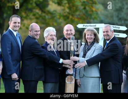 (Links-rechts) Glasgow 2014 Chief Executive David Grevemberg, Commonwealth Games Scotland Chief Executive Jon Doig, Ehrensekretär des Commonwealth Games Federation Louise Martin, Vorsitzender des Commonwealth Games Scotland Michael Cavanagh, Die Ministerin für Commonwealth Games, Shona Robison, und der Vorsitzende von Glasgow 2014, Lord Smith von Kelvin (rechts), mit dem Commonwealth Baton während einer Fotodrehung im Airthrey Castle, Stirling. Stockfoto