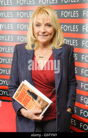 Die Autorin Helen Fielding nimmt vor einer Autogrammstunde an einem Fotocall für ihr neues Buch "Bridget Jones - Mad About the Boy" in Foyles im Zentrum von London Teil. Stockfoto