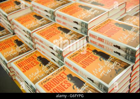 Gesamtansicht von Kopien von 'Bridget Jones - Mad About the Boy', von Helen Fielding, in Foyles, im Zentrum von London. Stockfoto