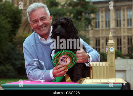 : MP Alan Duncan mit seinem Kakapoo Noodle, der als Gewinner des Westminster Dog of the Year Wettbewerbs in Victoria Tower Gardens in London bekannt gegeben wurde, organisiert vom Dogs Trust und dem Kennel Club. Stockfoto